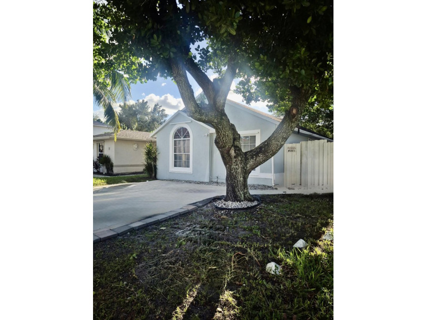 Welcome to 33 Plumage Lane - a 3 bedroom,2bath home nestled in a - photo 2