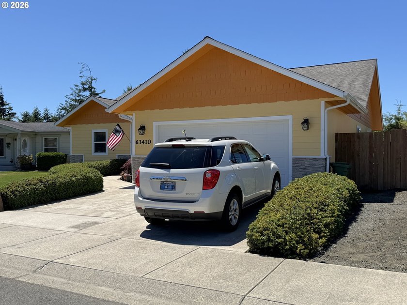 Built in 2018, this beautifully maintained custom home offers 1 - photo 3