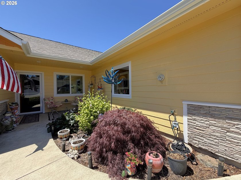 Built in 2018, this beautifully maintained custom home offers 1 - photo 4