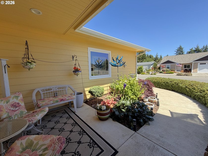 Built in 2018, this beautifully maintained custom home offers 1 - photo 5
