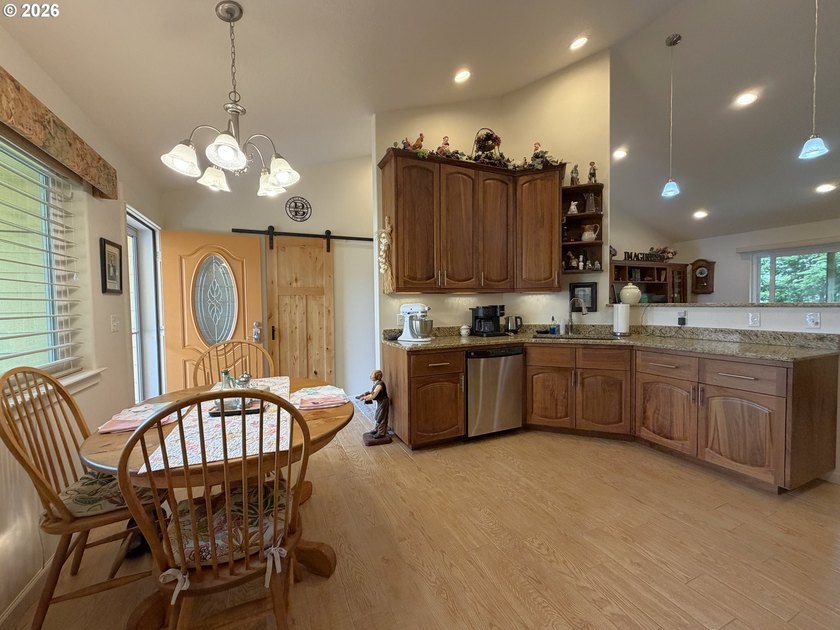 Built in 2018, this beautifully maintained custom home offers 1 - photo 6