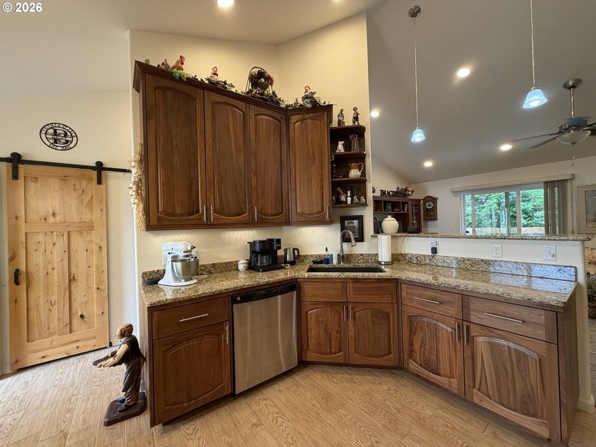 Built in 2018, this beautifully maintained custom home offers 1 - photo 7
