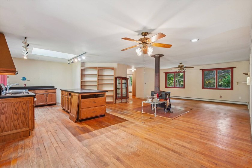 Discover a charming waterfront haven at 27 Jagger Lane in - photo 6
