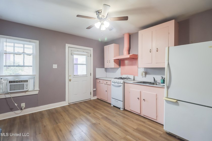 Income-producing Biloxi investment opportunity! This versatile - photo 12