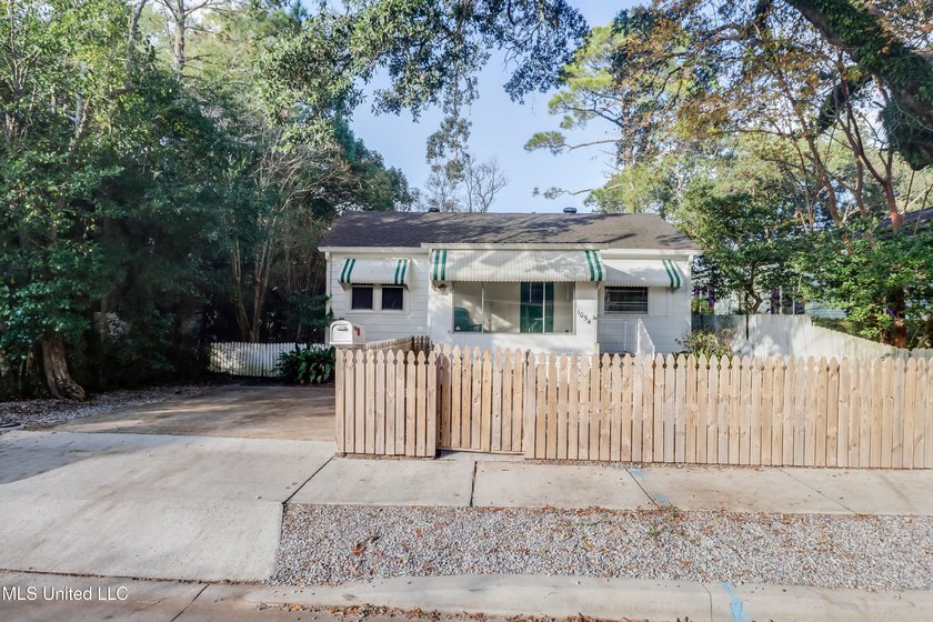 Income-producing Biloxi investment opportunity! This versatile - photo 20