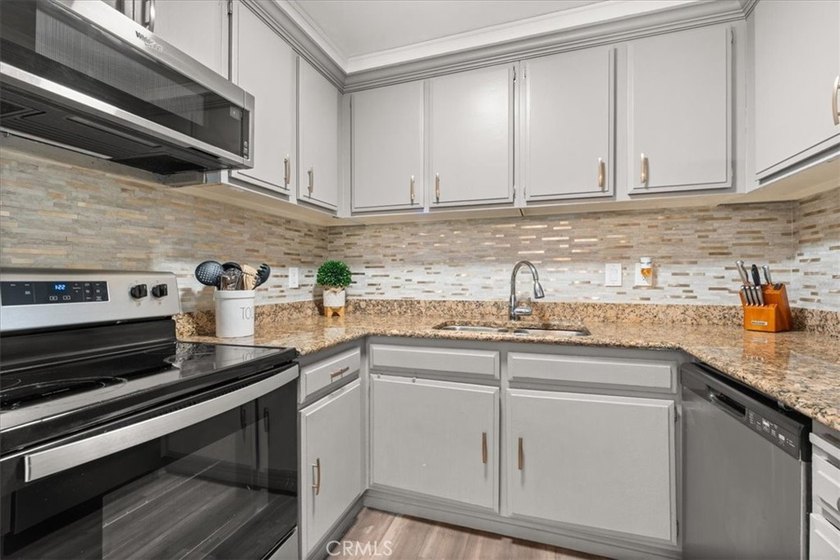 Welcome to this beautifully updated 2-bedroom, 1-bath condo in - photo 6