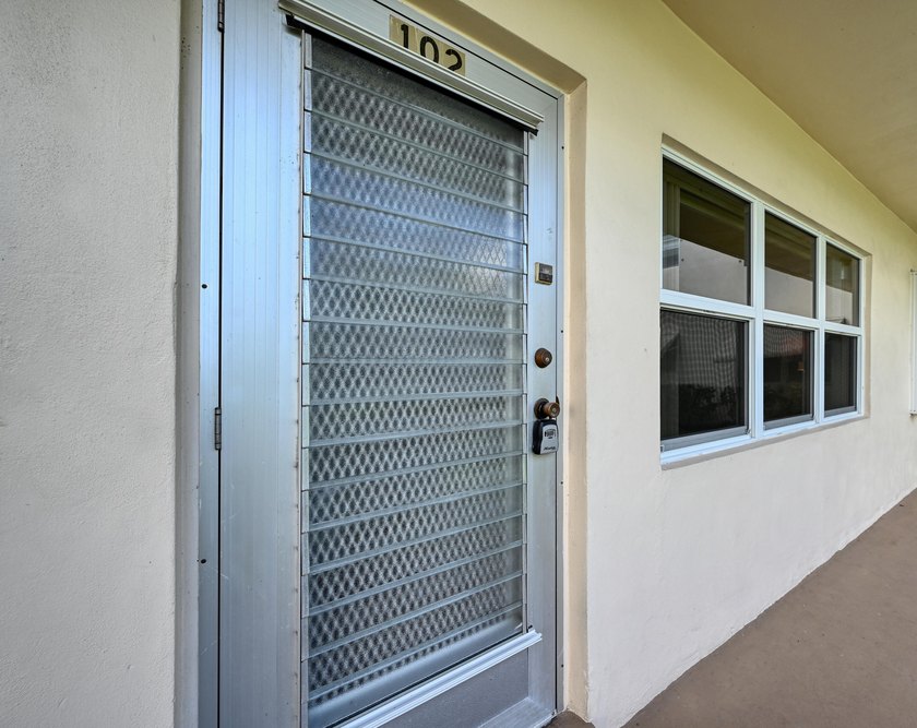 Seller is offering a one-year appliance warranty to the new - photo 2