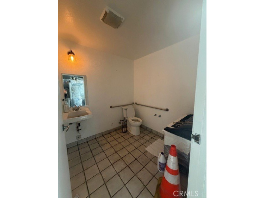 FANTASTIC LOCATION!!! One block east of CA 110 fwy, just blocks - photo 25