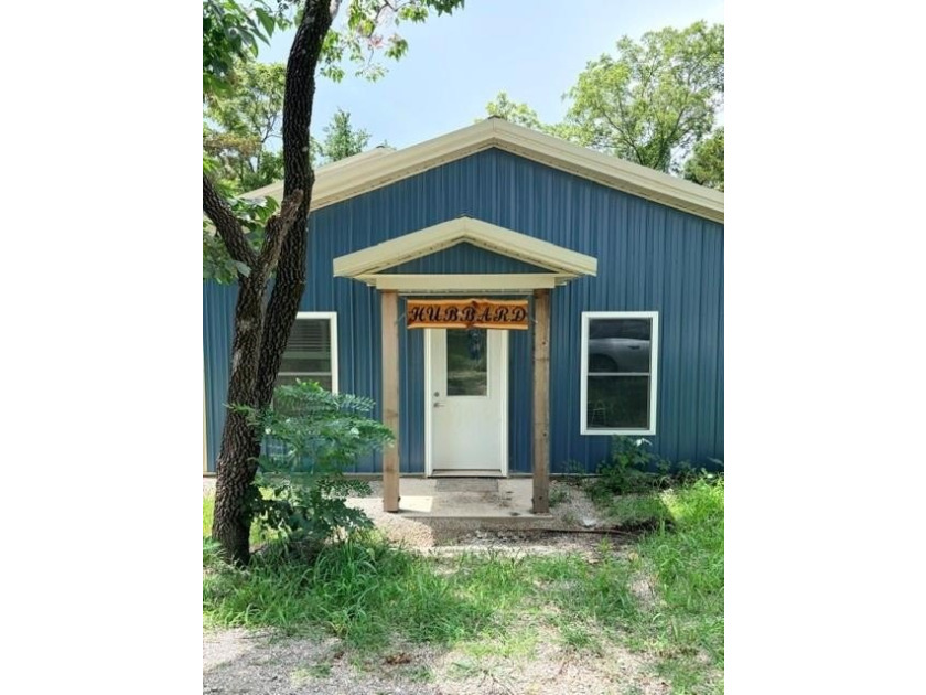 Beautiful nearly new, 2 bedroom, 1 bath home nestled in the - photo 2