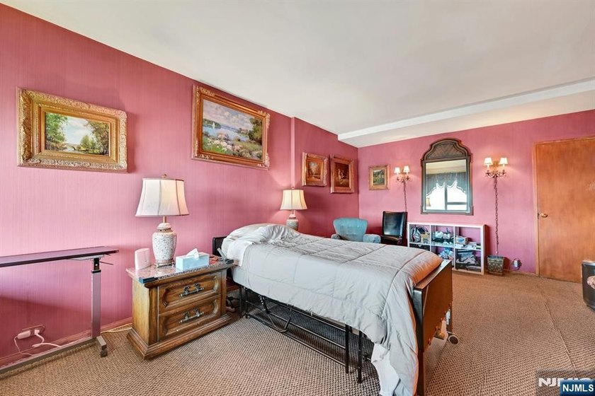 Beautiful two bedroom one bath upsplit bi-level apartment with - photo 14