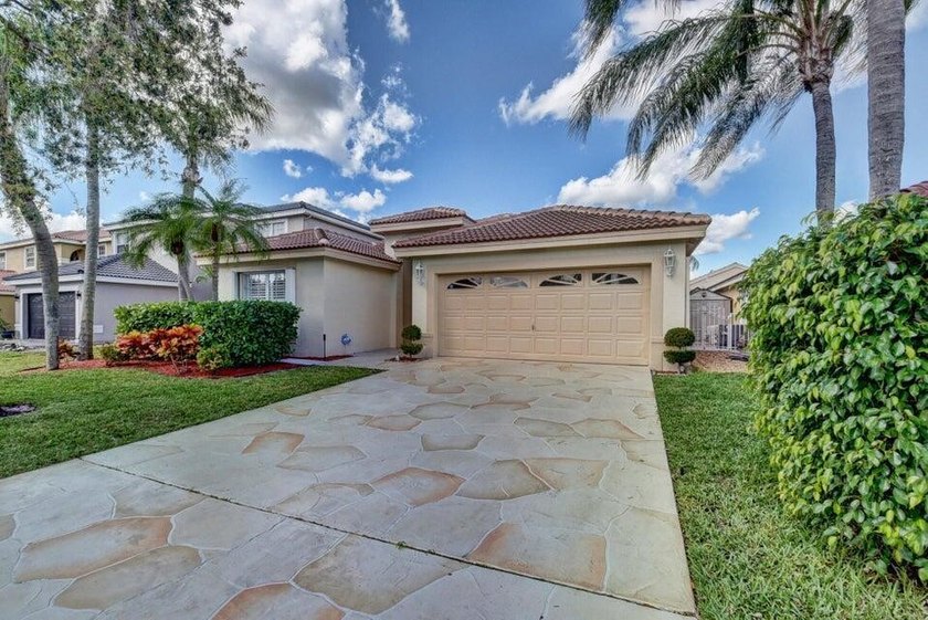Welcome to this charming three-bedroom two-bath split floor plan - photo 2
