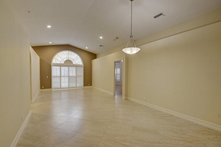 Welcome to this charming three-bedroom two-bath split floor plan - photo 5