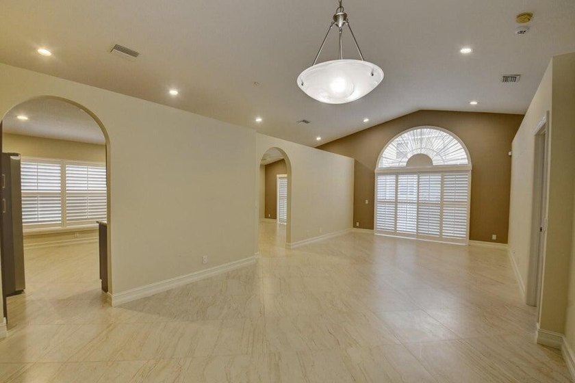 Welcome to this charming three-bedroom two-bath split floor plan - photo 7
