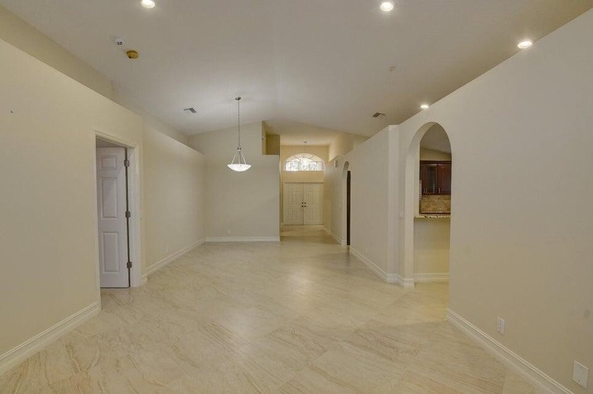 Welcome to this charming three-bedroom two-bath split floor plan - photo 9