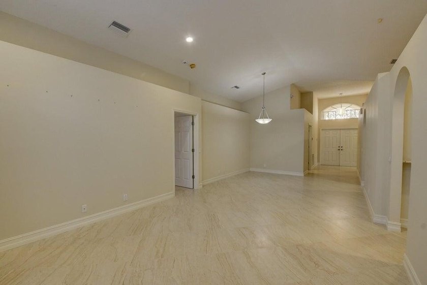 Welcome to this charming three-bedroom two-bath split floor plan - photo 10