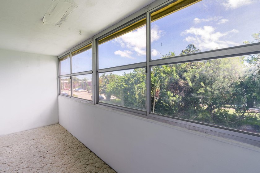 Beautifully updated 1 bed / 1 bath condo in highly desirable - photo 12