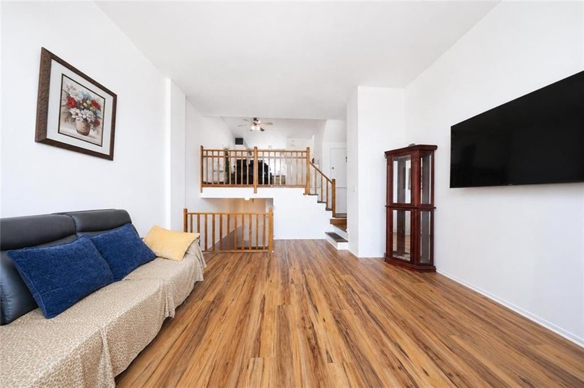 Welcome to this beautifully renovated townhouse-style - photo 11