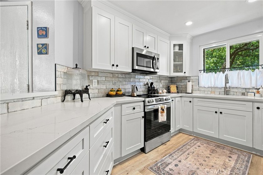 Welcome to this beautifully updated 2-bedroom, 1-bathroom condo - photo 11