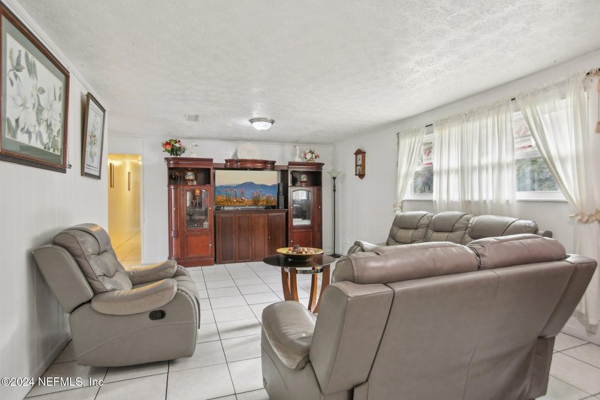 Welcome to this charming single-family ranch-style brick home - photo 11
