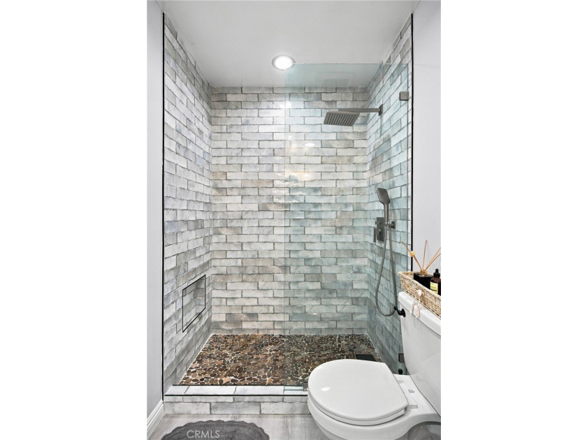 Welcome to this beautifully updated 2-bedroom, 1-bathroom condo - photo 18