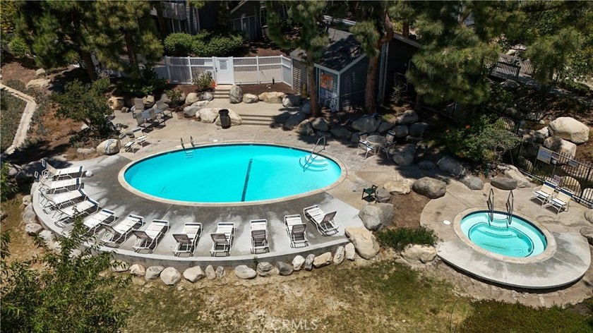 Welcome to this beautifully updated 2-bedroom, 1-bathroom condo - photo 32