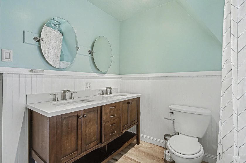 Amazing opportunity to live where you work or work close to - photo 31
