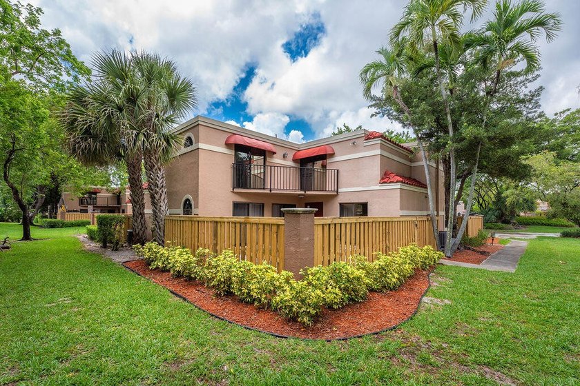 Modern, updated &amp; spacious 3BR/2.5 Bath corner townhome in one - photo 2