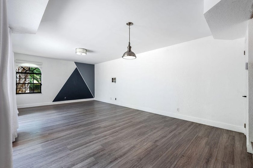 Modern, updated &amp; spacious 3BR/2.5 Bath corner townhome in one - photo 5