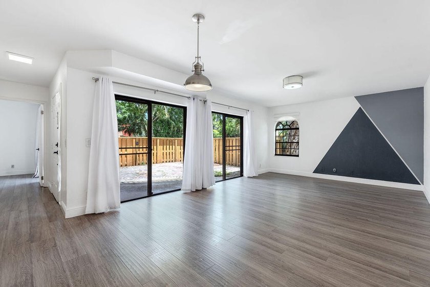 Modern, updated &amp; spacious 3BR/2.5 Bath corner townhome in one - photo 6