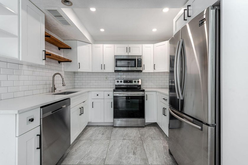 Modern, updated &amp; spacious 3BR/2.5 Bath corner townhome in one - photo 7