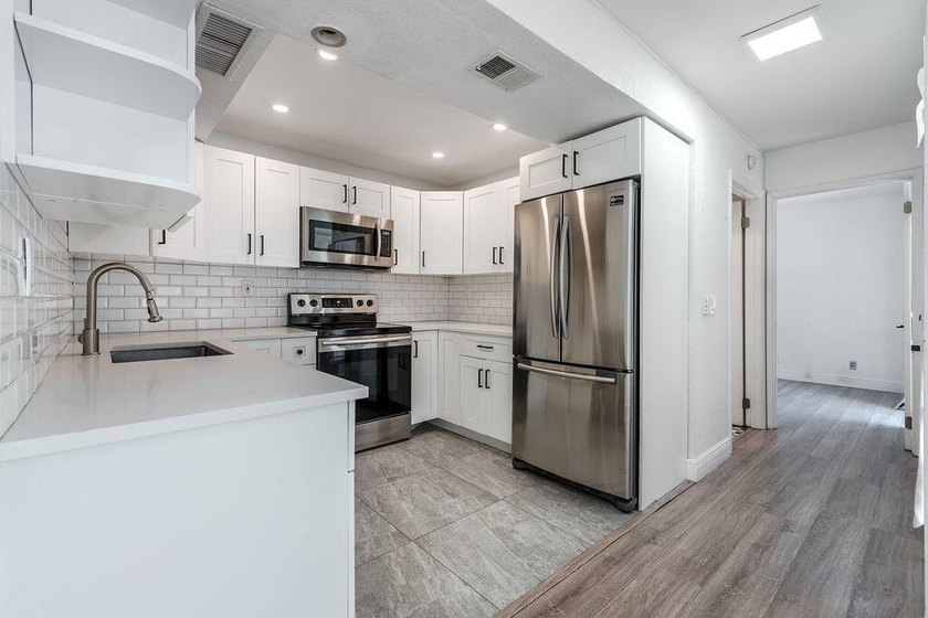 Modern, updated &amp; spacious 3BR/2.5 Bath corner townhome in one - photo 8