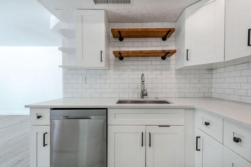 Modern, updated &amp; spacious 3BR/2.5 Bath corner townhome in one - photo 9