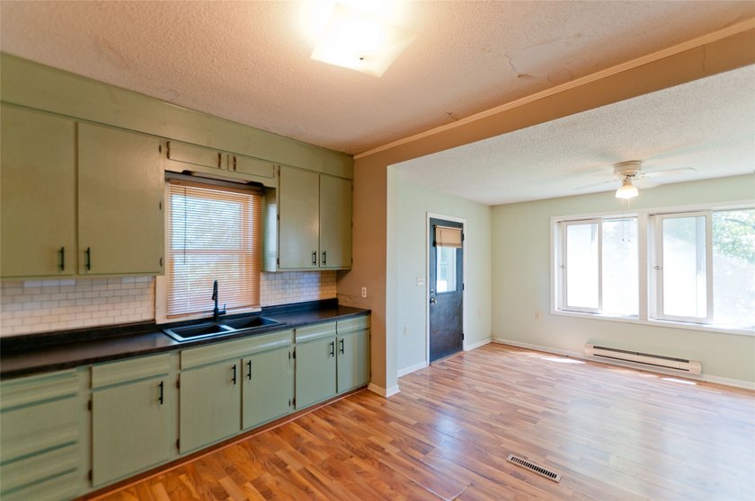 This charming 2 bedroom, 1 bath home is full of potential and - photo 13