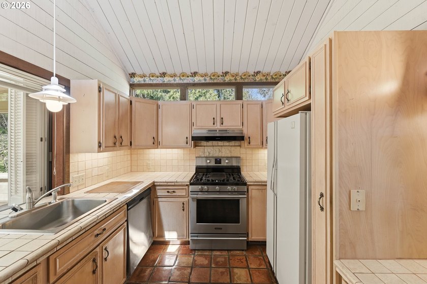 Custom townhouse tucked away on 3+ private, in-town acres - photo 9