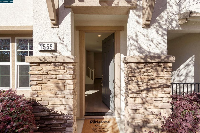 Welcome Home! Charming townhome built in 2015 with NEW carpet - photo 2