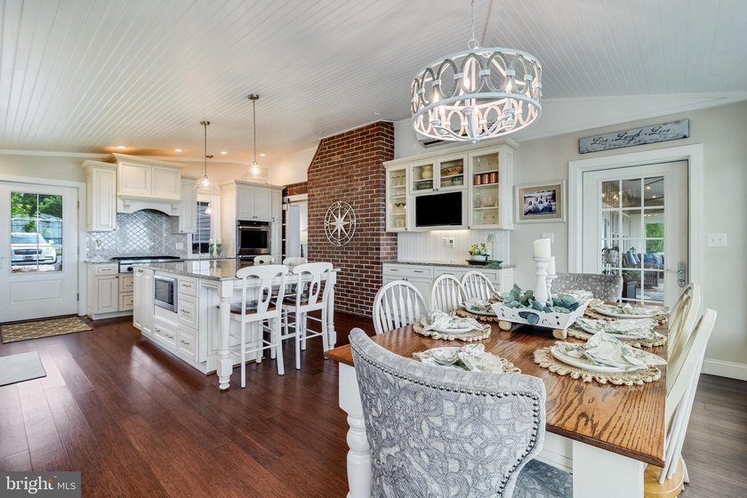 Welcome to an extraordinary waterfront experience in the - photo 9