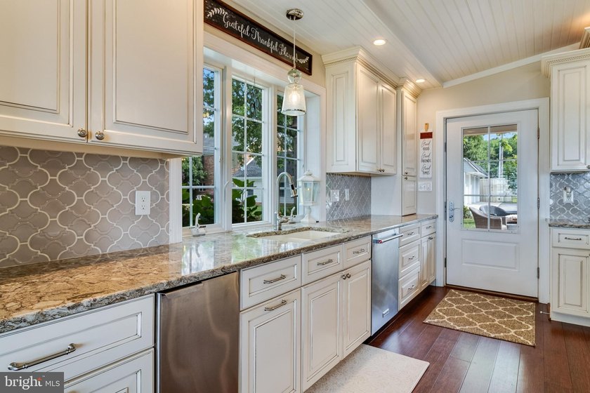 Welcome to an extraordinary waterfront experience in the - photo 10