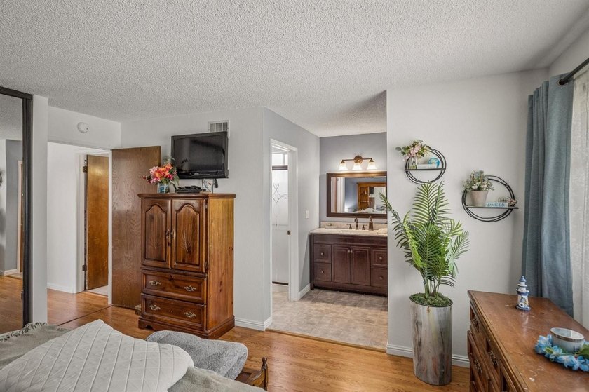 This 4 bedroom 2.5 bath Cambrian home enjoys many upgrades on - photo 18