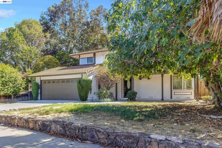 Welcome to this spacious and inviting 4-bedroom, 2.5-bathroom - photo 3