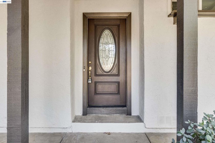 Welcome to this spacious and inviting 4-bedroom, 2.5-bathroom - photo 4