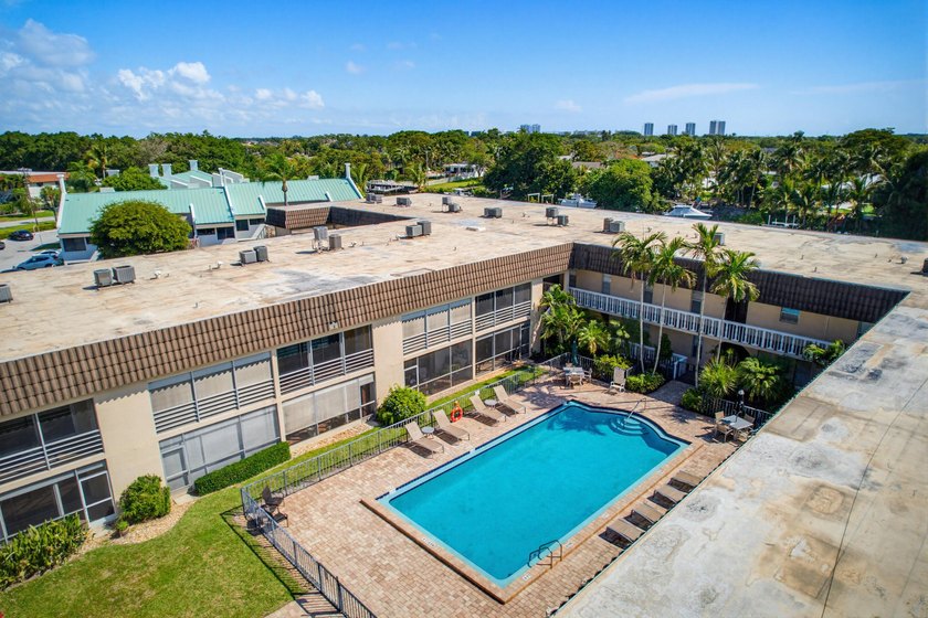 Enjoy easy FL. living in this charming 1-bedroom, 1-bath condo - photo 4