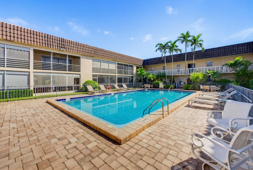Enjoy easy FL. living in this charming 1-bedroom, 1-bath condo - photo 6