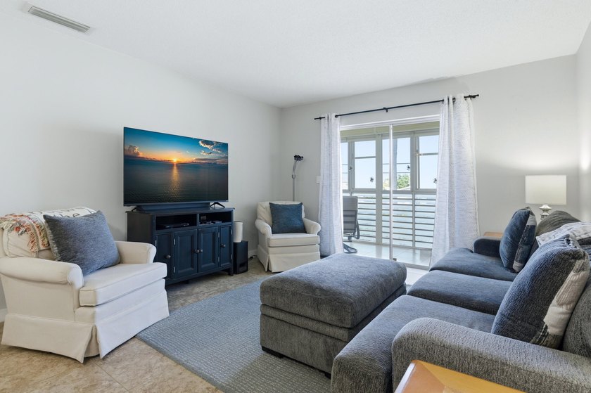 This beautifully maintained second floor, 2-bedroom, 1-bath - photo 6