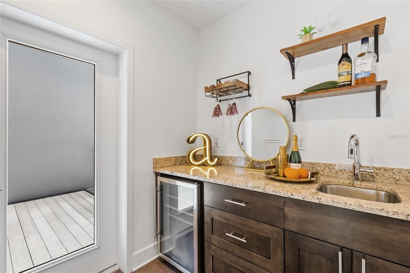 Urban Luxury Meets Modern Convenience in the heart of Downtown - photo 12