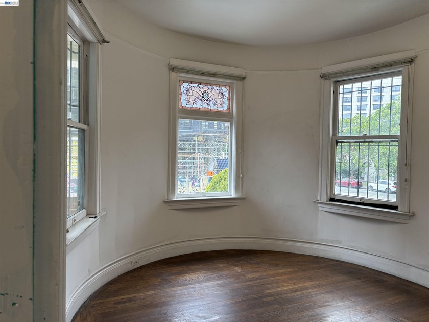 Tucked into a prime Oakland location just moments from Chinatown - photo 2