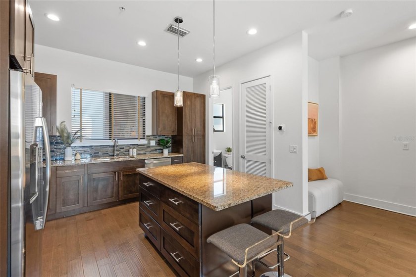 Urban Luxury Meets Modern Convenience in the heart of Downtown - photo 22