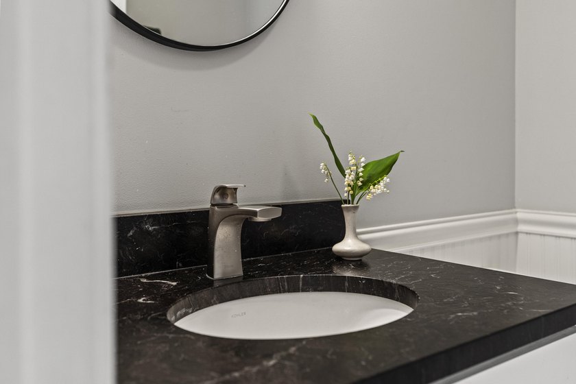 Welcome to this well-maintained, bright, and inviting home - photo 25