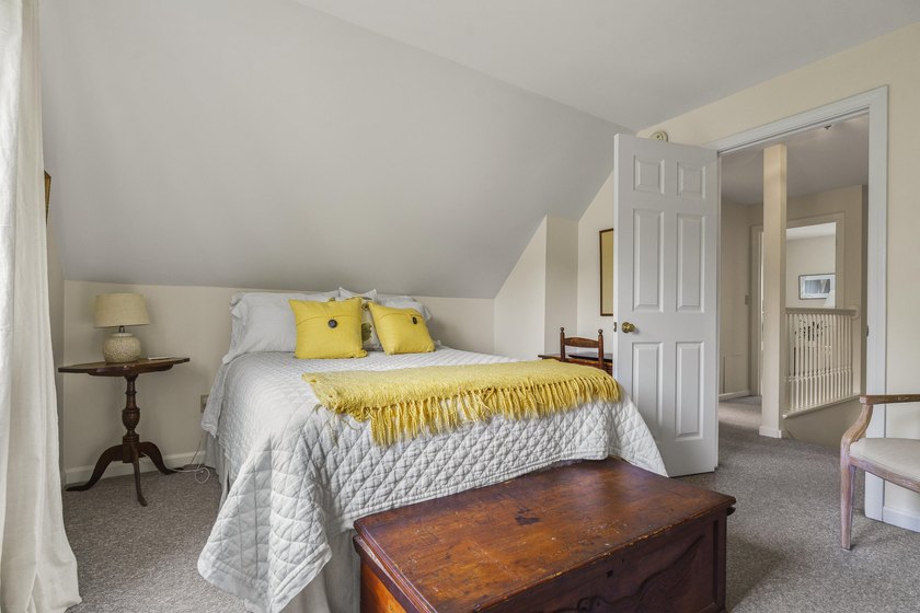 Welcome to this well-maintained, bright, and inviting home - photo 33
