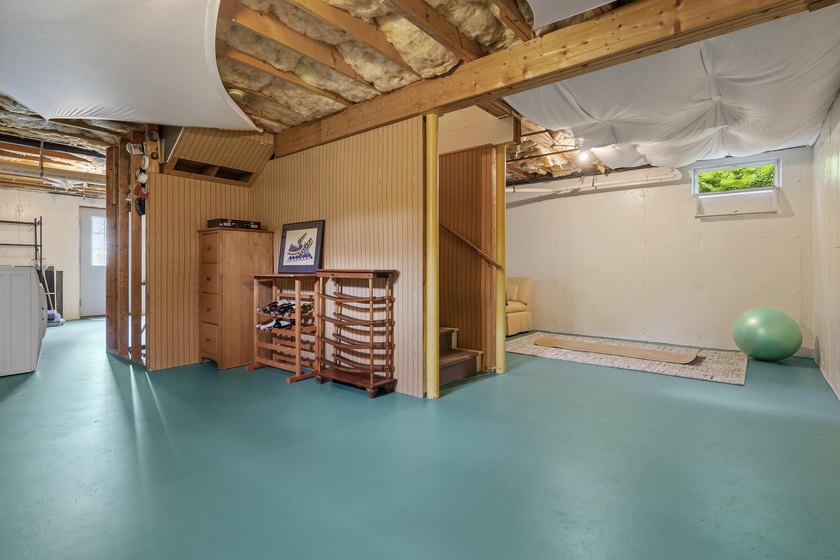 Welcome to this well-maintained, bright, and inviting home - photo 42