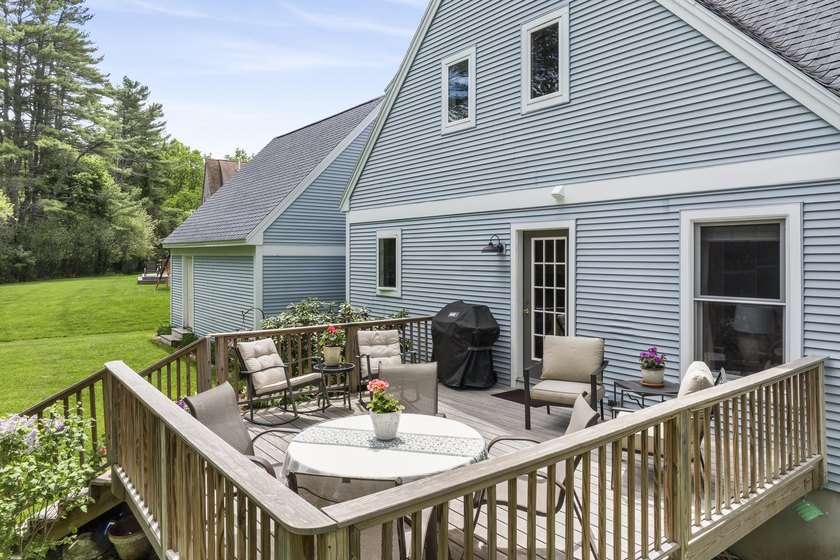 Welcome to this well-maintained, bright, and inviting home - photo 46